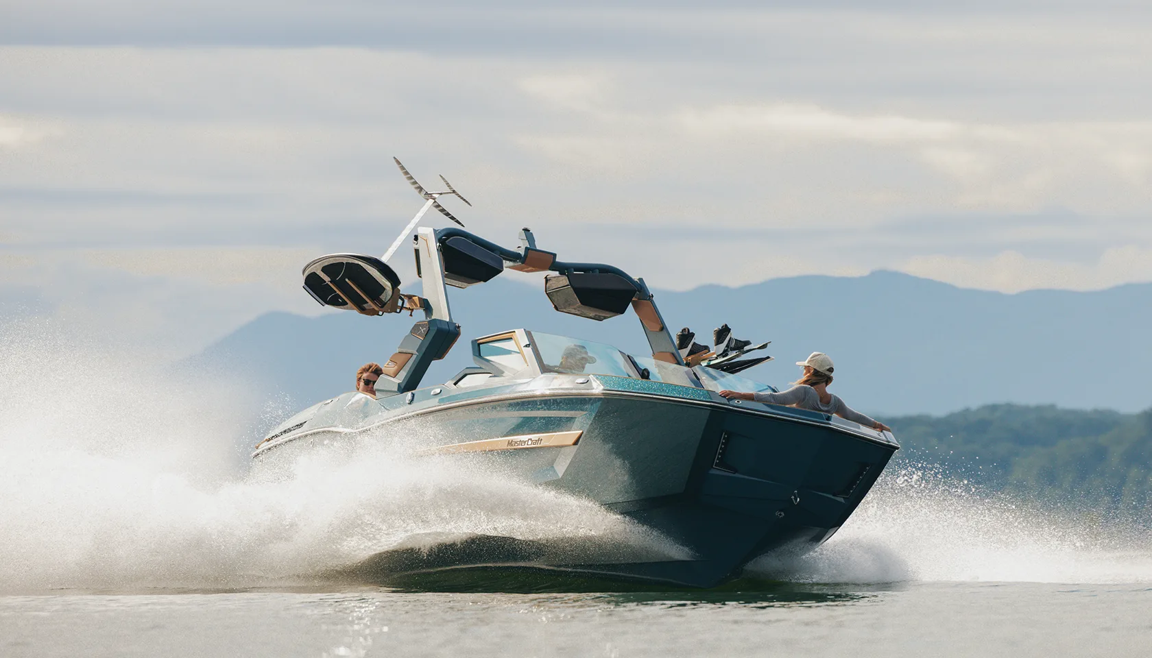Bateau MasterCraft lancé à pleine vitesse sur un lac