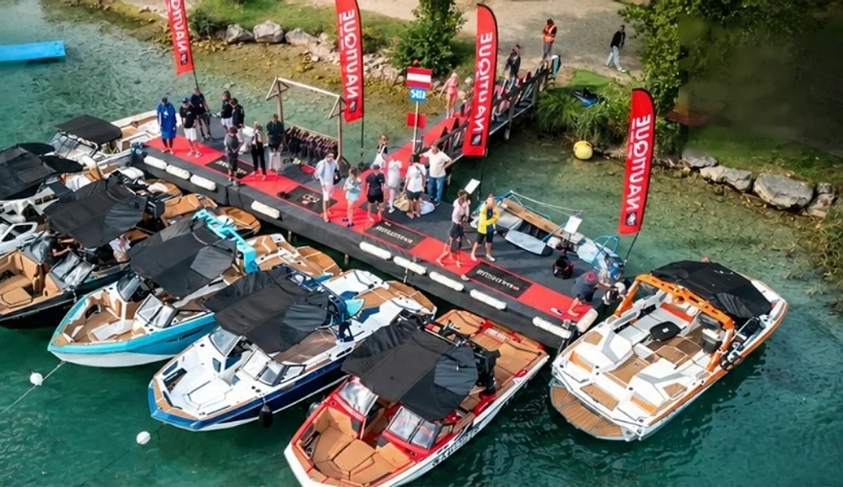 Wakeboats amarrés à un ponton sur le lac d’Annecy lors d’une journée d’essais