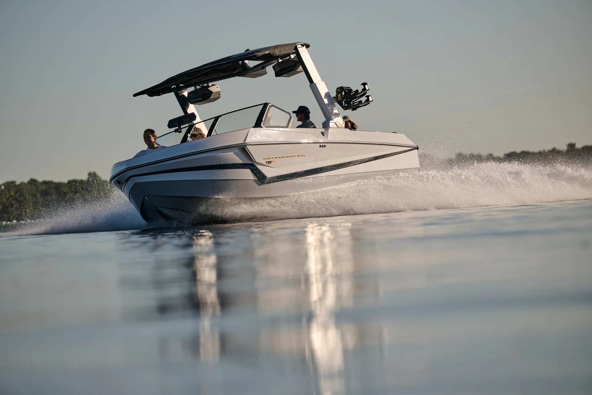 Bateau de sport en navigation sur le lac d'Annecy